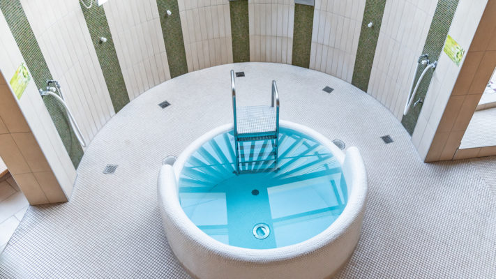 Abkühlbereich vor den Innensaunen