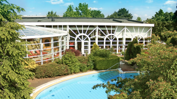 Nach der Sauna ab ins kühle Nass!